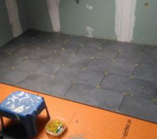 Mise en place du carrelage, sans colle, pour faire les découpes et prévoir les éventuels défaut de planéité du sol.