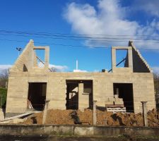 Pignons gauche et droit fini et &eacute;l&eacute;vation des encadrement de fen&ecirc;tres en facade...