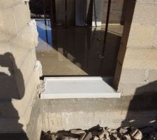 Pose du seuil de la porte d'entr&eacute;e