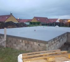 Le vide sanitaire. Ca y est la dalle est coul&eacute;e. Tr&egrave;s beau travail. Trop contente d'avoir choisi MCT comme constructeur. Nous avons eu raison de ne pas avoir &eacute;couter les autres constructeurs...