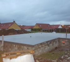 Le vide sanitaire. Ca y est la dalle est coul&eacute;e.