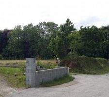 Vue en arrivant sur le terrain, devant l'entr&eacute;e du voisin

petit coup de propre sur le terrain