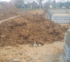 Vide sous la terrasse rempli de terre