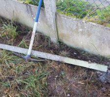 Début d'abatage de la clôture en béton pour préparer l'arrivée du terrassier