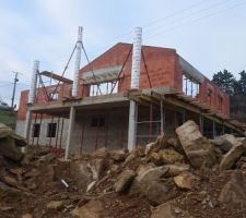 Fin de l'élévation des murs - Les poteaux de la terrasse sont coulés