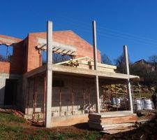 La charpente a été livrée - Les poteaux de la terrasse décoffrés