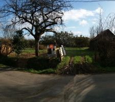 Enfin propri&eacute;taire!
entr&eacute;e du terrain avec un peu de soleil qui se fait rare c'est temps ci....