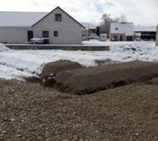 Dans la nuit 10cm de neige mais le terrassier était quand même là le lendemain pour terminer son travail ? (en 1 jour et demi)à droite on devine le petit garage à côté le garage et sous la neige la maison.