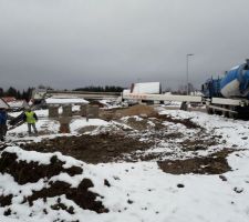 Fondations tout s'encha&icirc;ne les temp&eacute;ratures ne sont pas trop n&eacute;gatives donc &ccedil;a va le ma&ccedil;on g&egrave;re.