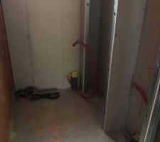 Nos WC du rez de chauss&eacute; avec son petit placard au fond et lave main sur la droite