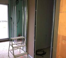 Cloisons en cours de r&eacute;alisation de notre Salle d'eau et dressing