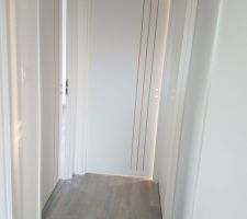 Couloir avec portes des chambres