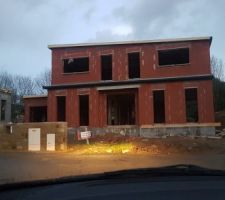 Charpente fini et couverture en cours (décision de l'emplacement des gouttières est faite à voir pas la suite ...)