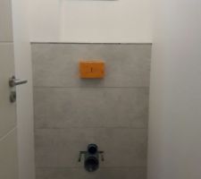 Faïence de nos WC terminée - Reste à poser les toilettes