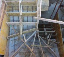 Coffrage des deux escaliers,prets &agrave; &eacute;tres coul&eacute;s