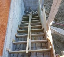 Coffrage des deux escaliers,prets &agrave; &eacute;tres coul&eacute;s