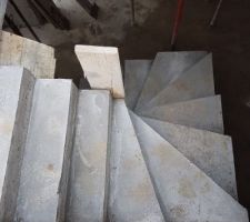 Escaliers coul&eacute;s et d&eacute;coffr&eacute;s