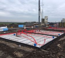 Dalles des lots 17 &agrave; 20 pr&ecirc;tes &agrave; &ecirc;tre coul&eacute;es.