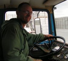 Zom au volant du ptit camion benne qu'on nous a prété (6tonnes), HEUREUX avec son ptit camion au milieu du magasin de légos géants