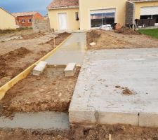 DALLE BÉTON POUR ALLÉE ET POUR ABRI JARDIN