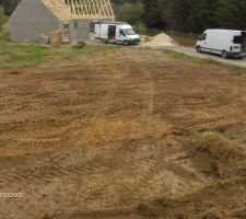 1 an apr&egrave;s 1ere vue sur le terrain, enfin la pelle...la maison du voisin &agrave; d&eacute;j&agrave; des murs...terrain achet&eacute; en m&ecirc;me temps !!