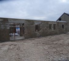 Les ma&ccedil;ons &agrave; l'oeuvre ... pas facile de poser un plancher avec de grosse rafales de vent !