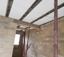 Ourdies poutrelle a droite le long du mur ...mais pas au fond de la photo!! pourquoi? est ce normal ou pas?