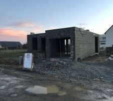 Première galère de chantier pour les yeux avertis, le compteur derrière le panneau du constructeur a été posé en plein milieu du passage pour entrer dans le garage... ?affaire à suivre...