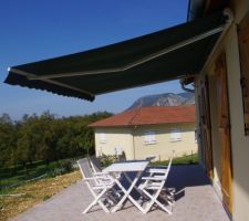 Terrasse sur poutrelles sans étais et hourdis,  remblayée tout le tour vu la dénivelée,  avec la terre du creusement de la piscine du voisin.