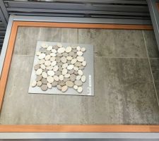Carrelage prévu sur tout le RDC et dans la salle de bains de l'étage, galets pour douche suite parentale