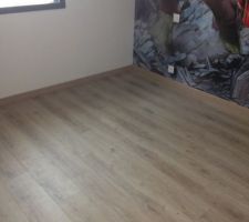 Parquet stratifi&eacute; ch&ecirc;ne clair et plinthes pos&eacute;es