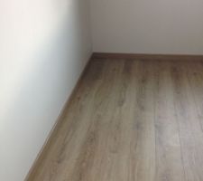 Parquet stratifié chêne clair et plinthes posées