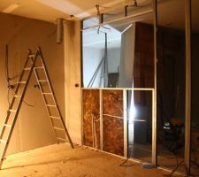 Cloisons de la cuisine, installation du système à galandage, ouverture pour la verrière