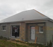 La couverture est quasi finie et la maison est hors d'air