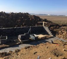 2ème jour: montage du vide sanitaire en cours. Vue du vide sanitaire à midi!