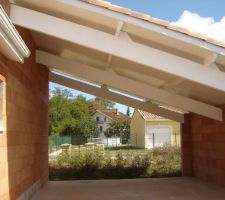 Abri 2 voitures poutres en bois, plafond en PVC