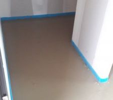 Chape anhydrite coul&eacute;e. 2 mois de sechage