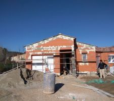 Préparation des façades en vue du crépissage.Mise en place de bandes toile de verre (PAREXLANKO) sur les jonctions comme les coffres de rideaux,les linteaux,l'arase mortier hydrofugée de la dalle et les briques des murs.Ceci évitera les micro-fissurations dans le temps.