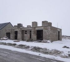 Livraison des parpaings pour l'élévation de l'étage et maison sous la neige