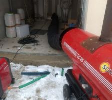Canon à air chaud branché à un groupe électrogène