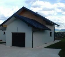 Vue du Garage. l'herbe a déjà bien poussée