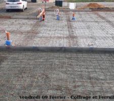 Coffrage de la dalle et pose des ferrailles avant coulage du béton.