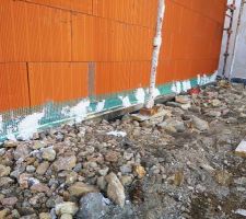 Préparation des façades.Bande de toile de verre sur les jonctions.