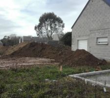 Le 11 fevrier  , pas de changement depuis fin janvier , juste la pose de deux fenêtres , de mon côté ,j ai fais enlever 30 m3 de  terre en trop . Sinon toujours pas de nouvelle du chef de travaux depuis Juillet , mais ça avance quand même  . C est du foutage de gueule , aucune communication , c'est le monde à l envers