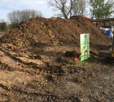 Un gros tas de terre des fouilles