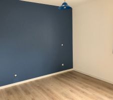 Mur bleu dans la chambre de notre fils