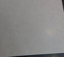 Carrelage 45cm gris pièce de vie et couloir.