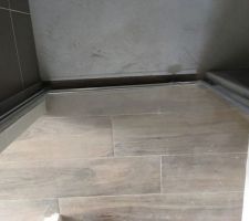 La porte de douche ne coïncide pas avec la limite des 2 carrelages! en plus elle est posée de travers! hallucinant!