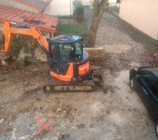 Le terrassier a déjà livrer la pelleteuse. Demain il va avoir des tranchées de partout