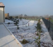 Petite neige sur la colline , enrobé en attente ................